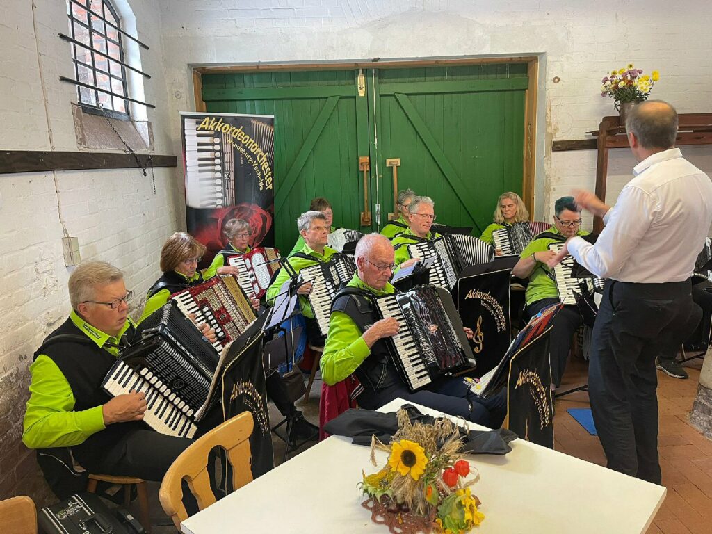 Auftritt beim Erntedankfest in der Cafeteria auf Gut Steinhof 2023