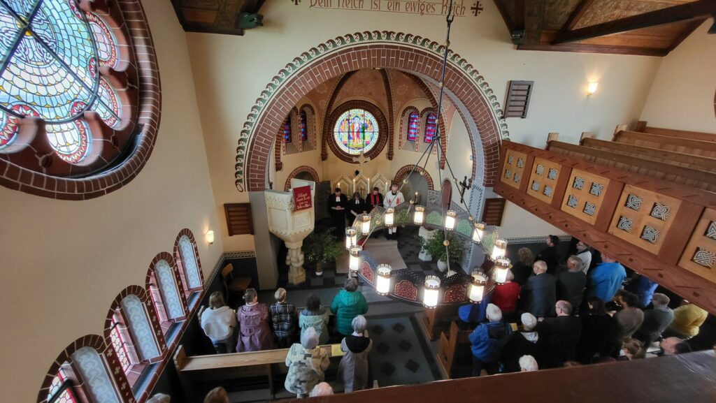 Die Jesusalemkirche am Pfingsmontag 2025 - Blick in die Kirche mit den Pastoren Frank und Petra Wesemann (Wendeburg), Frau Pastorin Vollmer-Doerk (Meerdorf) und dem katholischen Pfarrer Drabik.